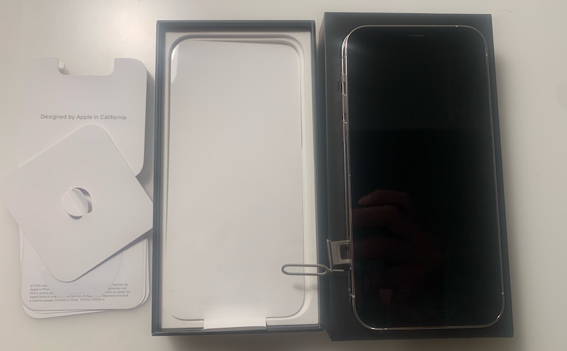 как извлечь лоток для SIM-карты iPhone 12