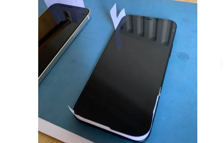 У iPhone 13 зазор между рамкой и экраном