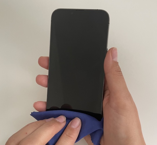 чистка экрана iPhone мягкой тканью