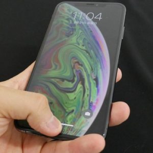 Using the iPhone XS Max with a single hand