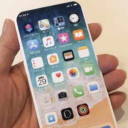 Notchless iPhone 13 mockup